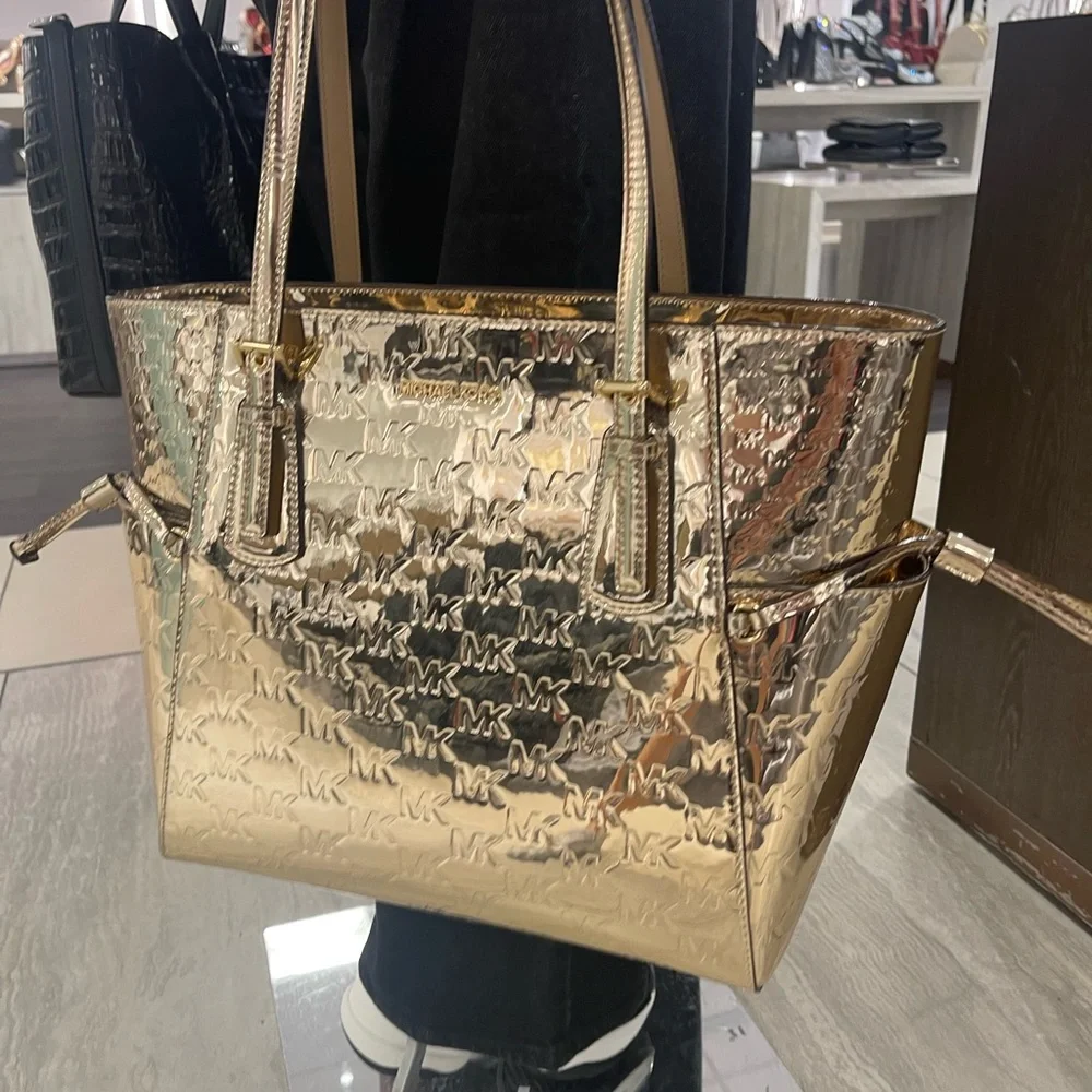 MICHAEL KORS Voyager Large Metallic Logo Debossed EW Shoulder Tote Bag
Pale Gold - Picture 10 of 16